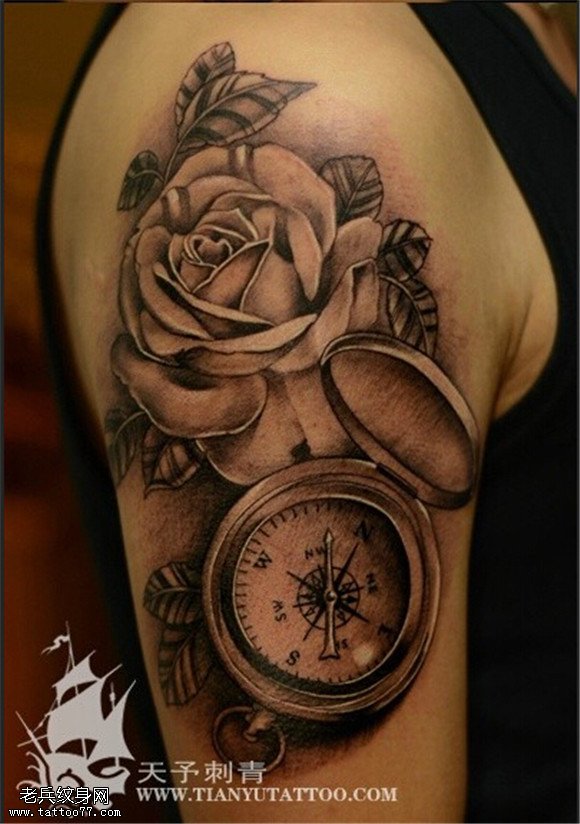 手臂玫瑰花指南针纹身图片