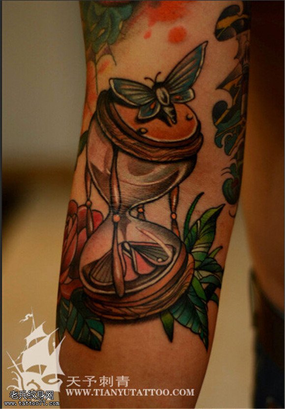 手臂彩色沙漏纹身图片