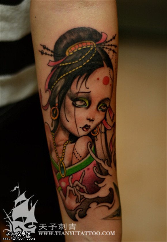 手臂彩色个性艺妓纹身图案
