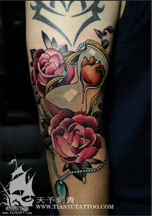 手臂彩色沙漏玫瑰花纹身图案