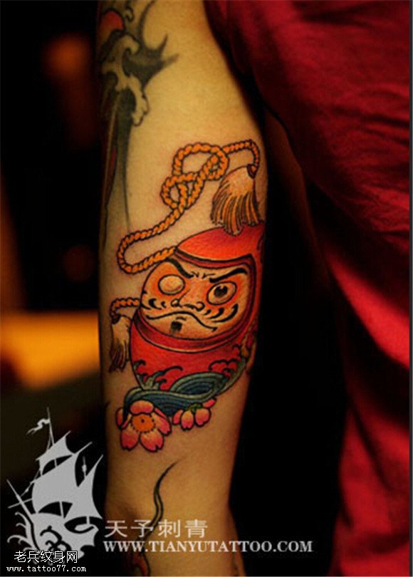 手臂彩色个性达摩纹身图案