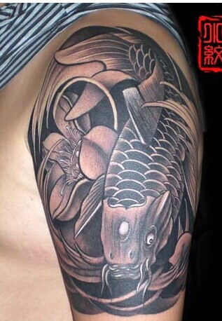 帅气时尚的黑白鲤鱼纹身