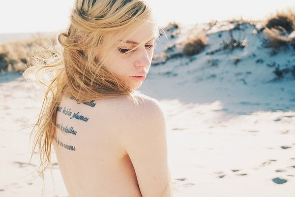 时尚美女背部唯美的英文刺青