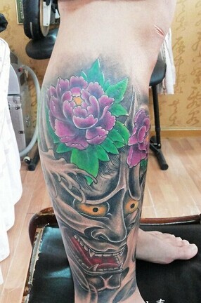 时尚大气的腿部般若纹身