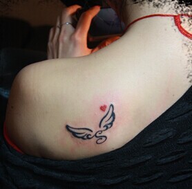 肩部小巧漂亮的翅膀图腾纹身