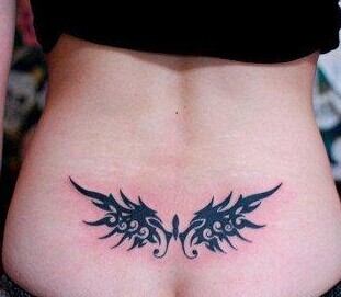 腰部时尚前卫的图腾纹身
