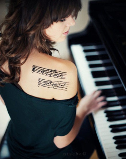 美女肩部唯美的音符刺青