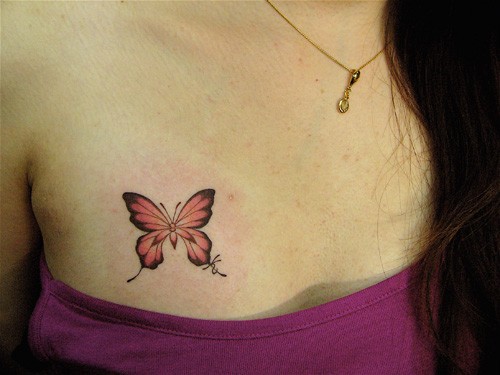 胸部优雅的玫瑰刺青