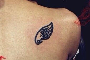 肩部小巧漂亮的翅膀图腾纹身