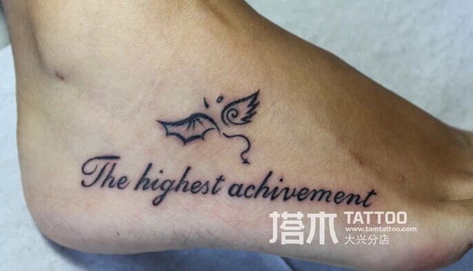 脚侧面英文纹身小翅膀纹身