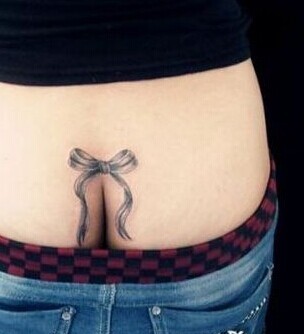 性感美女臀部小小的蝴蝶结纹身