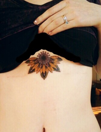 性感女神的胸部图腾纹身