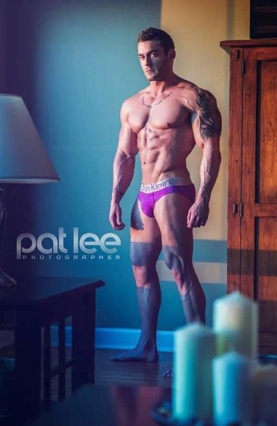 肌肉男士皮肤上的印记