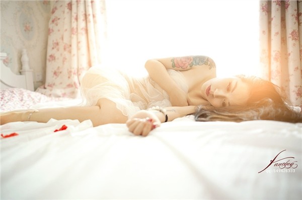 白纱朦胧下的全裸美女写真