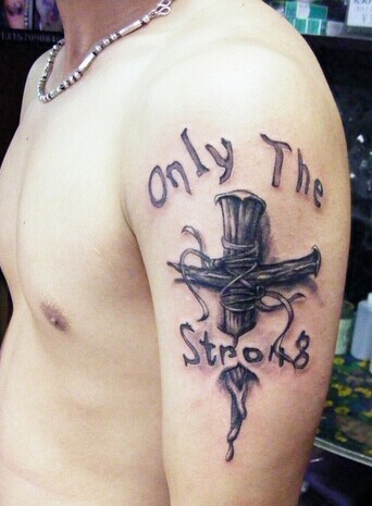 经典个性的手臂十字架纹身