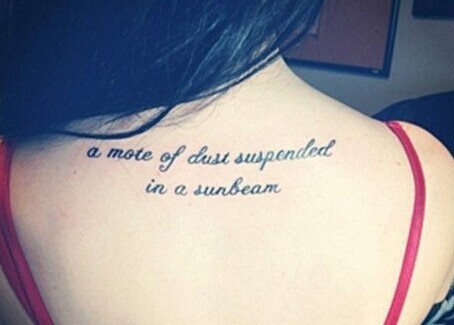 时尚美女背部唯美的英文刺青