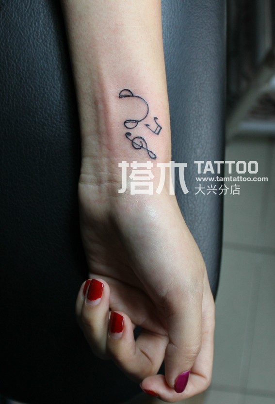 女孩手腕耳麦音符线条纹身