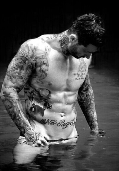 肌肉男士皮肤上的印记