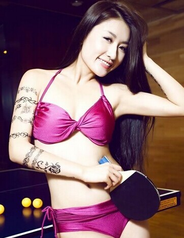 时尚美女展示手臂纹身