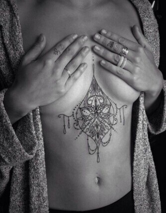 性感女神的胸部图腾纹身