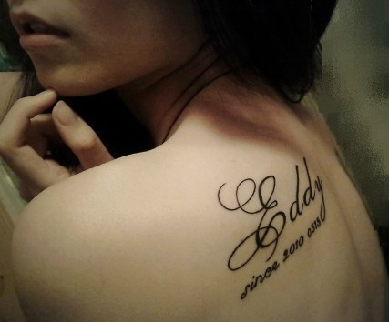 女生身上唯美时尚的英文刺青