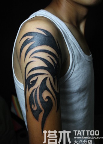 男孩手臂大气图腾纹身