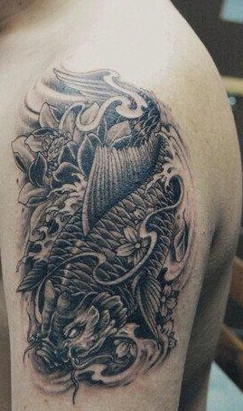 大臂经典时尚的黑白鲤鱼纹身