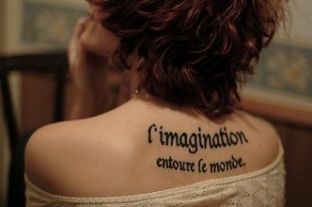 时尚美女背部唯美的英文刺青