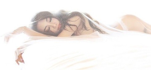 白纱朦胧下的全裸美女写真