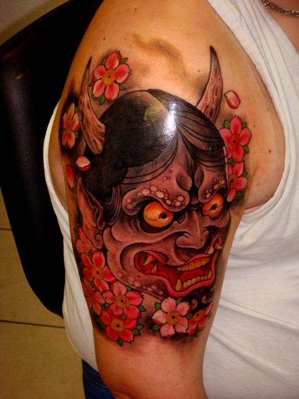 大臂上一款凶神极恶的般若纹身