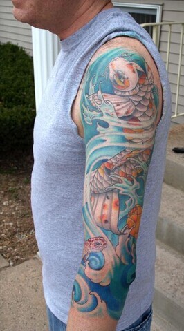 大气经典的花臂鲤鱼纹身