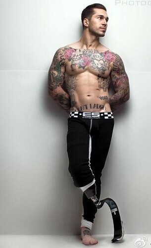 阳光帅气的背后隐藏的花臂纹身