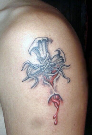 经典个性的手臂十字架纹身