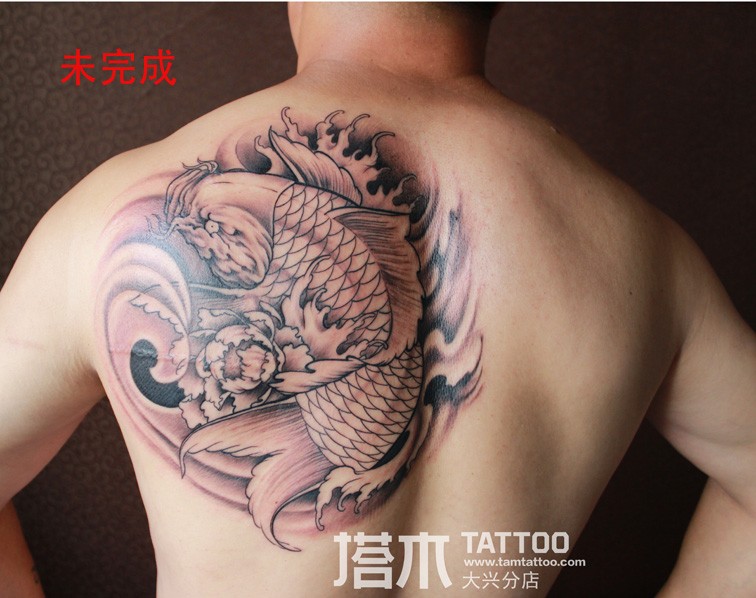 男士肩膀鲤鱼牡丹花纹身