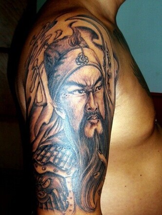 大臂上帅气的关二爷纹身