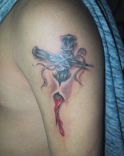 经典个性的手臂十字架纹身