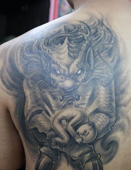 肩部帅气的火麒麟纹身