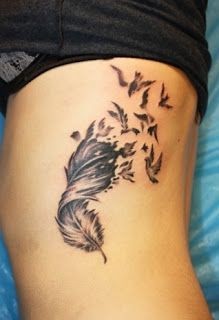 女性肋部优雅清新的羽毛刺青