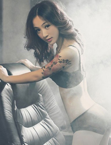 非主流美女的手臂纹身