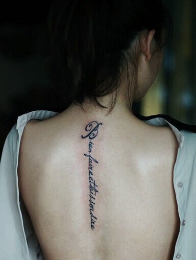 时尚美女背部唯美的英文刺青