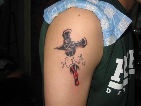 手臂帅气的3d视觉十字架纹身