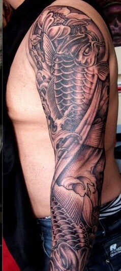 大气经典的花臂鲤鱼纹身