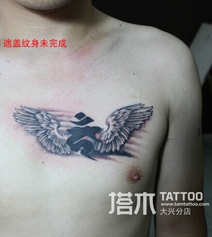 胸前翅膀梵文遮盖纹身未完成