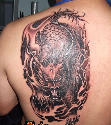 肩部帅气的火麒麟纹身