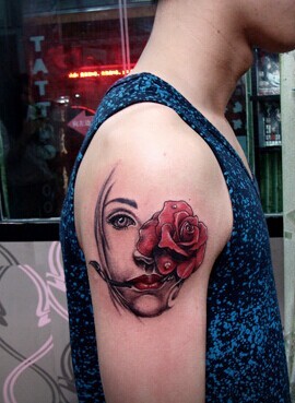 大臂上抽象的肖像纹身