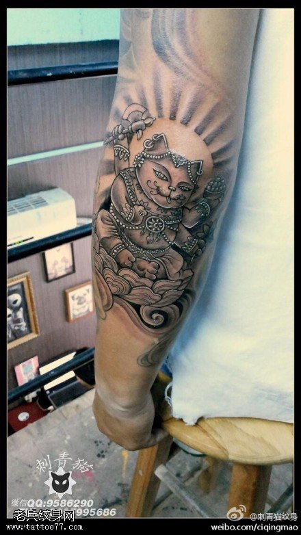 手臂招财猫纹身图案
