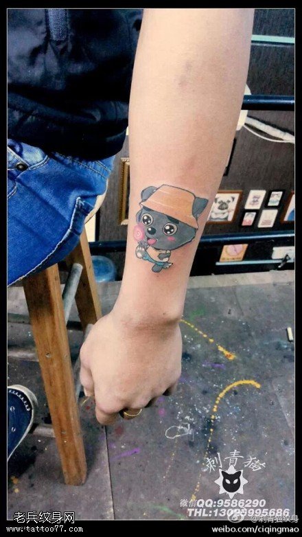 手臂卡通灰太狼纹身图案