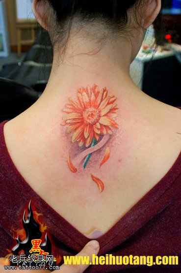 肩部橘黄色小菊花纹身图案