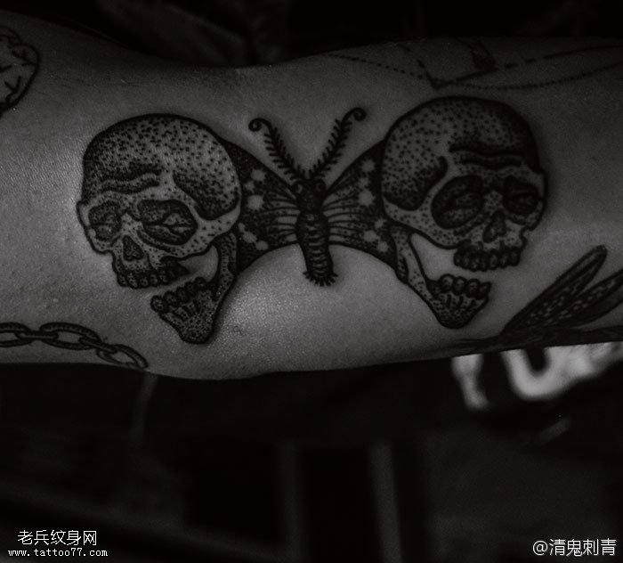 胳膊超诡异蝴蝶骷髅纹身图案