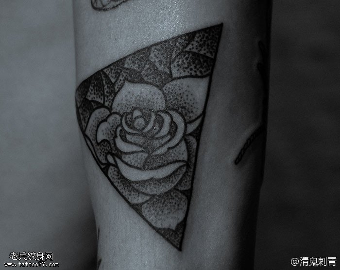 三角形内嵌花朵纹身图案